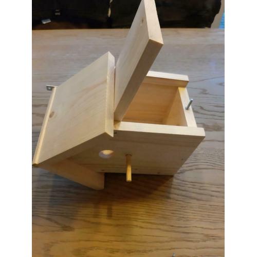 Nieuwe vogelhuisjes perfect afgewerkt.