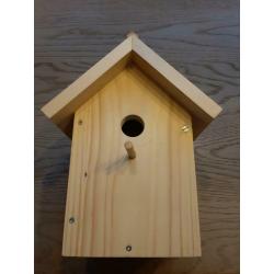 Nieuwe vogelhuisjes perfect afgewerkt.