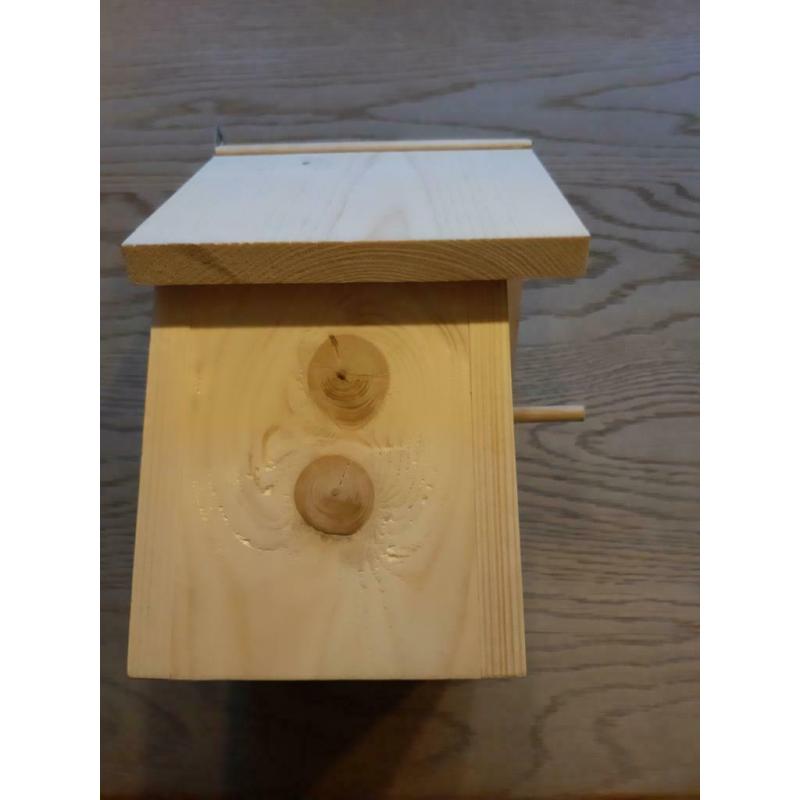 Nieuwe vogelhuisjes perfect afgewerkt.