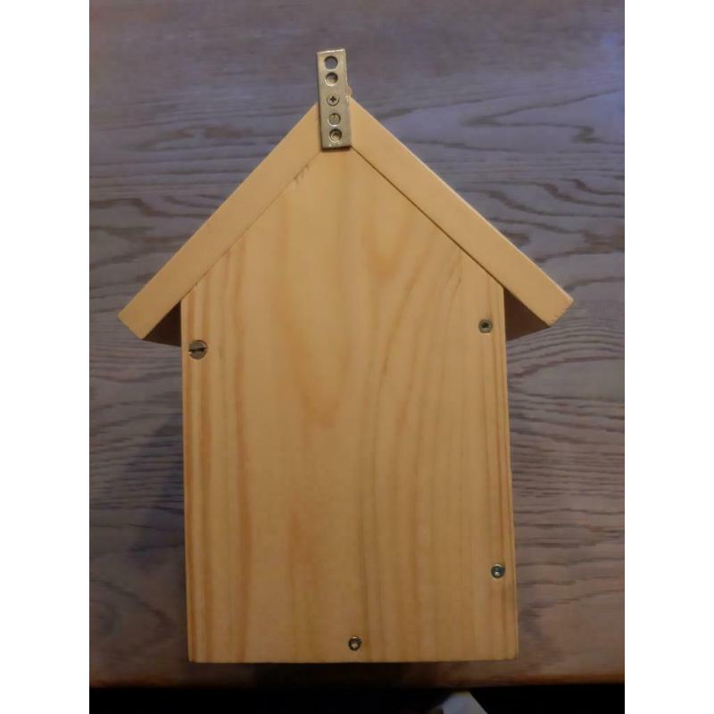 Nieuwe vogelhuisjes perfect afgewerkt.