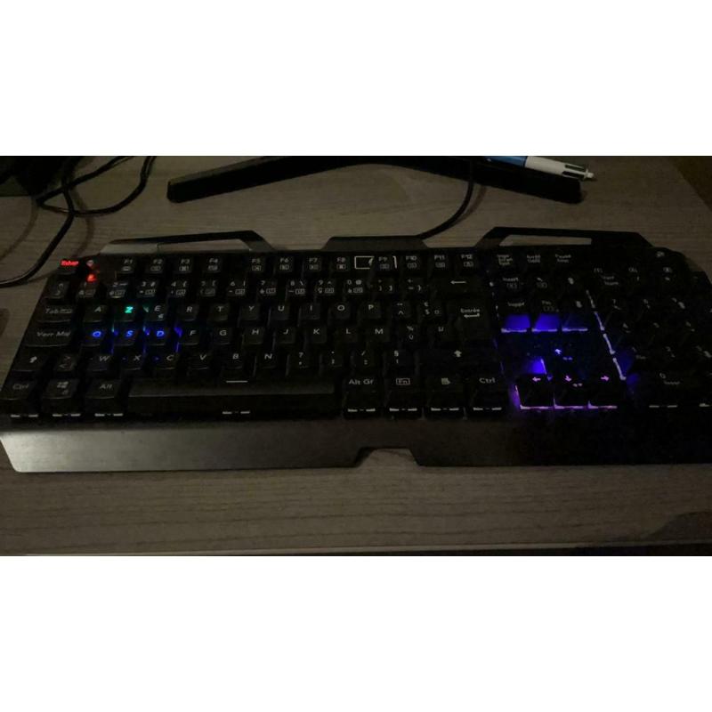 Clavier mécanique gaming switch bleue bon état