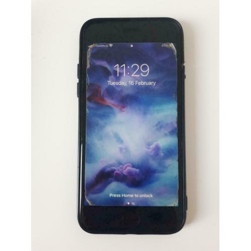 iPhone 8 64 Go avec 2 coques et tous les accessoires