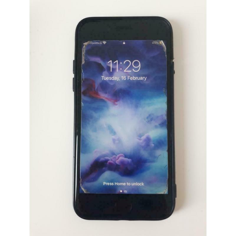 iPhone 8 64 Go avec 2 coques et tous les accessoires