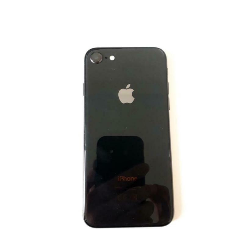 iPhone 8 64 Go avec 2 coques et tous les accessoires