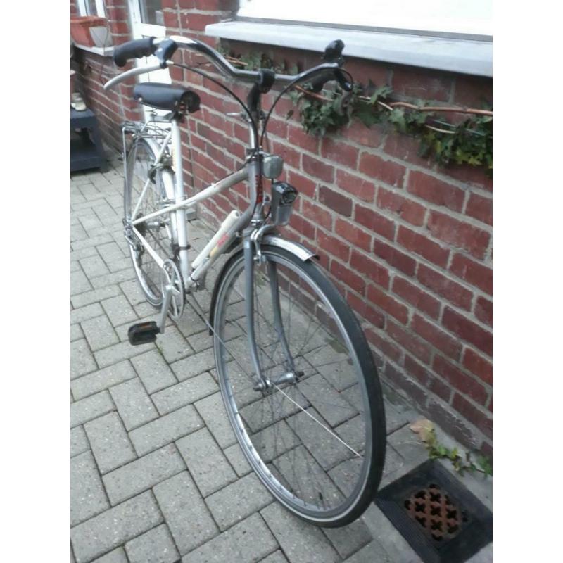 Vélo femme Mbk avec 12 vitesses en bon état