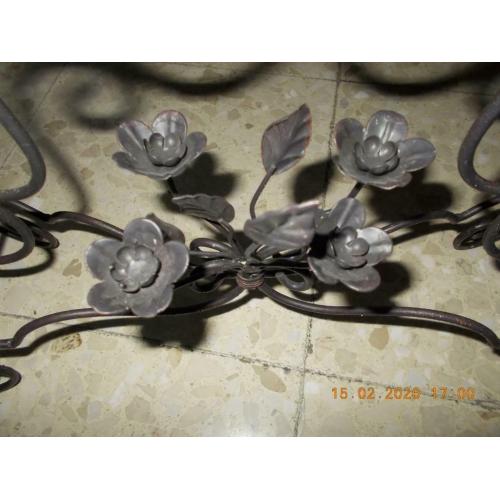 Porte-bougeoir en fer forgé.