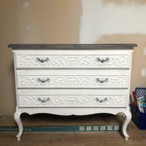 Commode patiné avec tiroirs